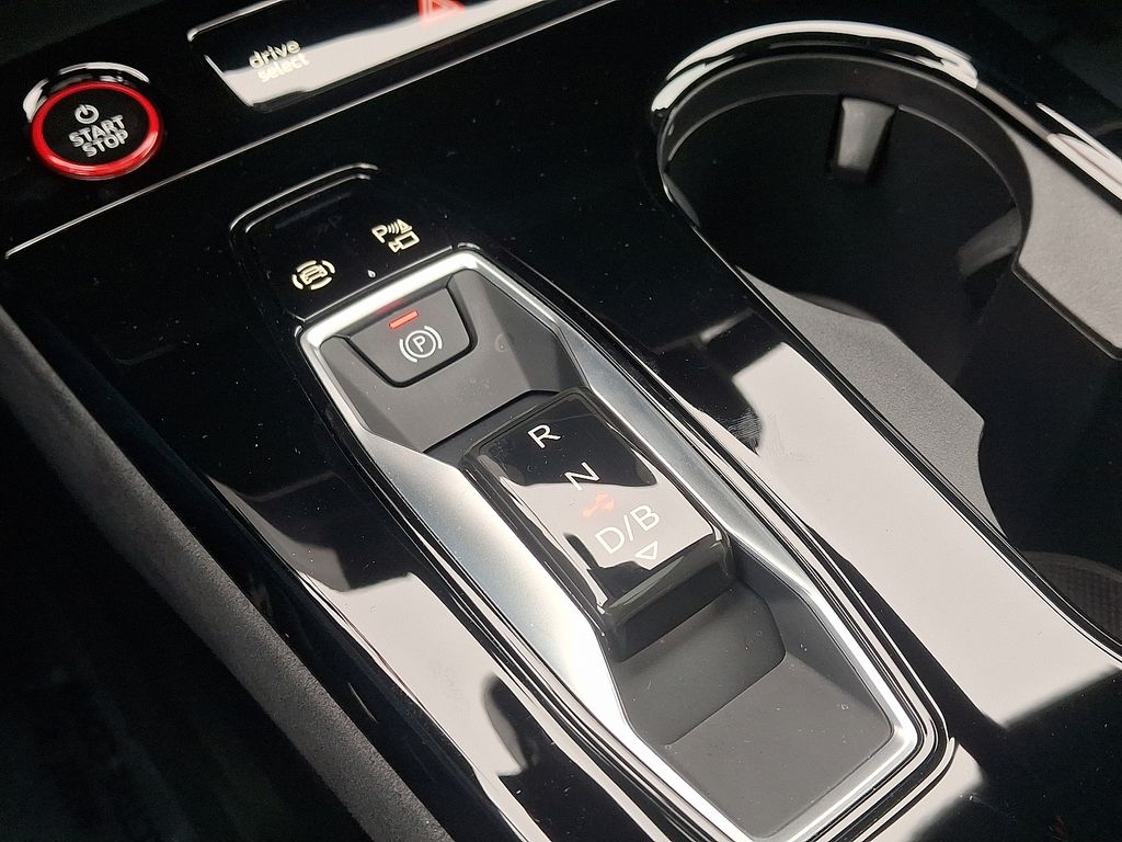 Thumbnail: 2025 Audi SQ6 e-tron - 15