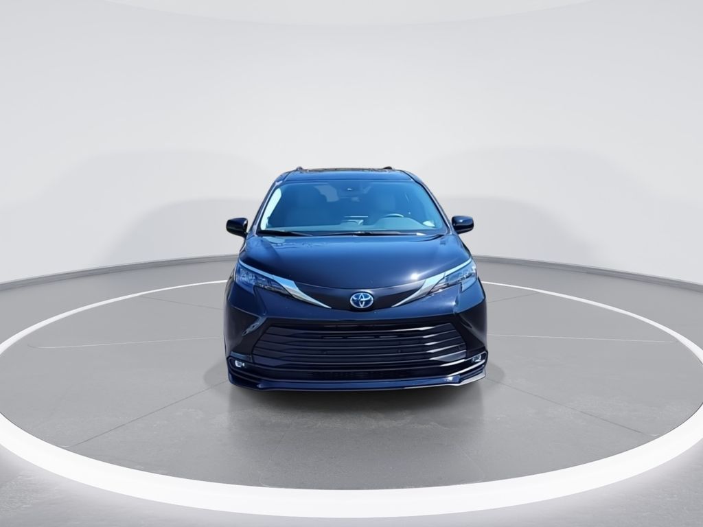 2025 Toyota Sienna XLE 3