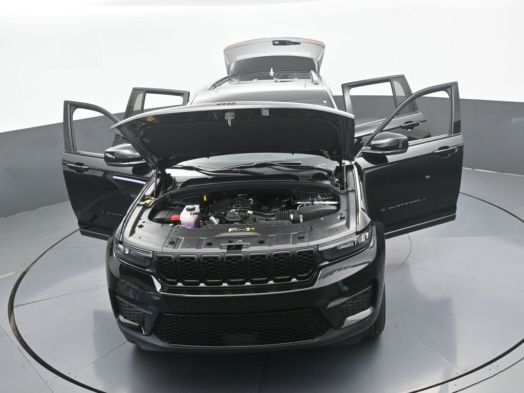 New 2025 Diamond Black Crystal Pearlcoat Jeep Laredo image 55