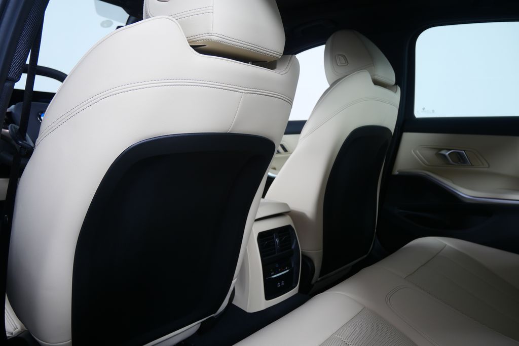 2025 BMW 3 Series 330i 16