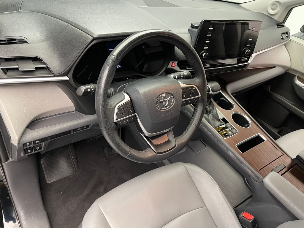 2021 Toyota Sienna XLE 11