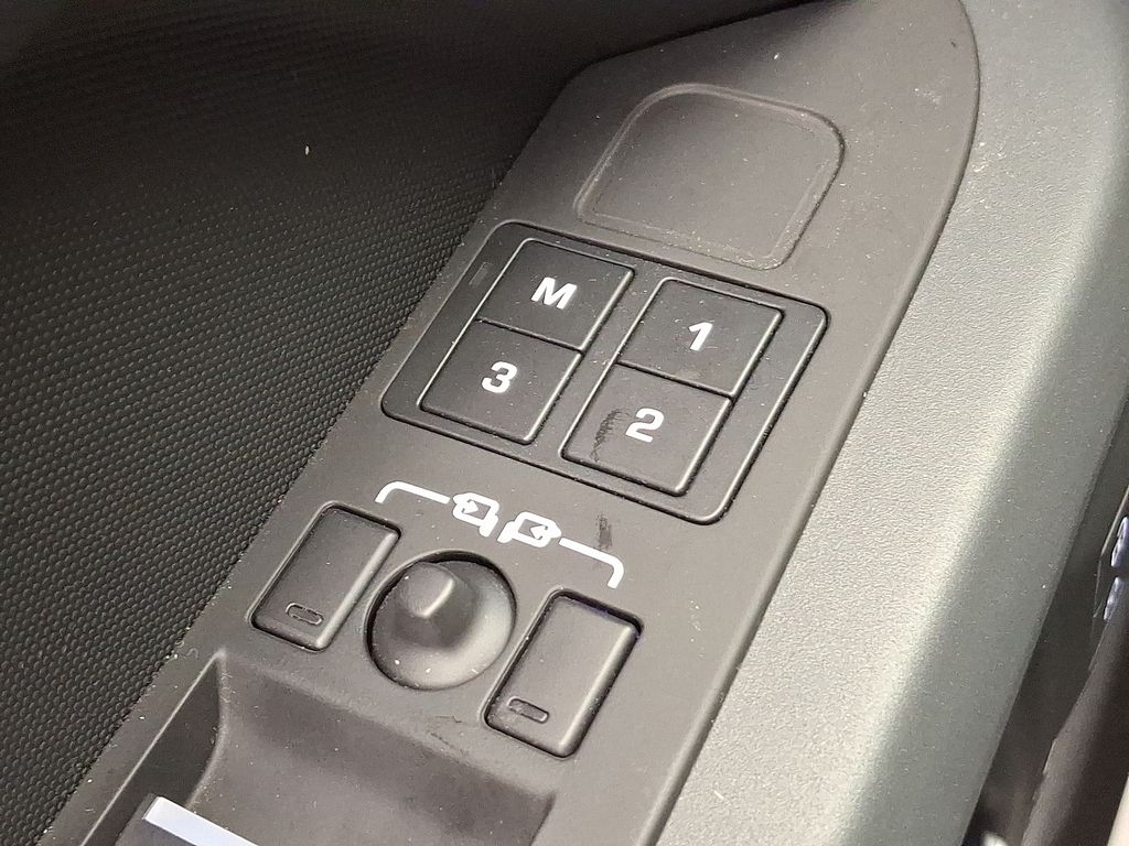 Thumbnail: 2023 Land Rover Defender - 28