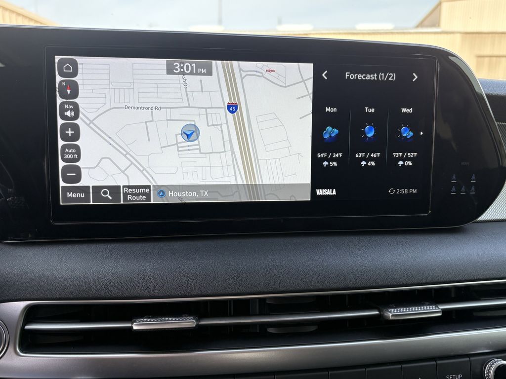 Used 2023 Hyper White Hyundai SEL image 19