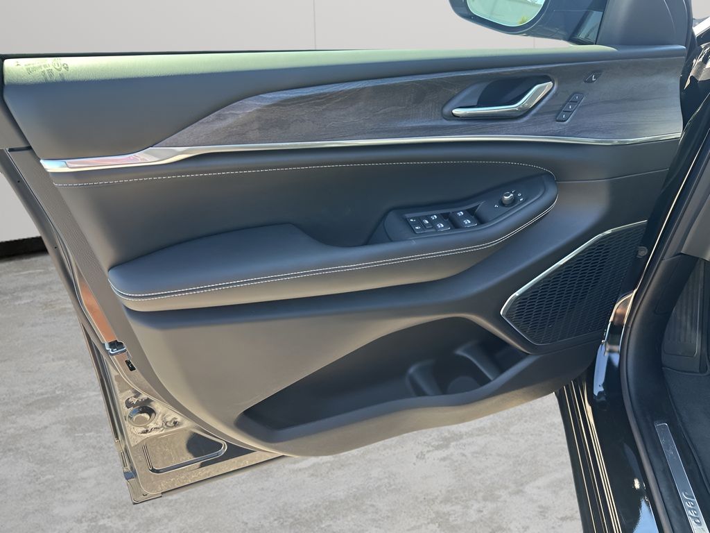 New Car 2025 Jeep Grand Cherokee L  Overland For Sale Under $60,000 In Austin, Texas