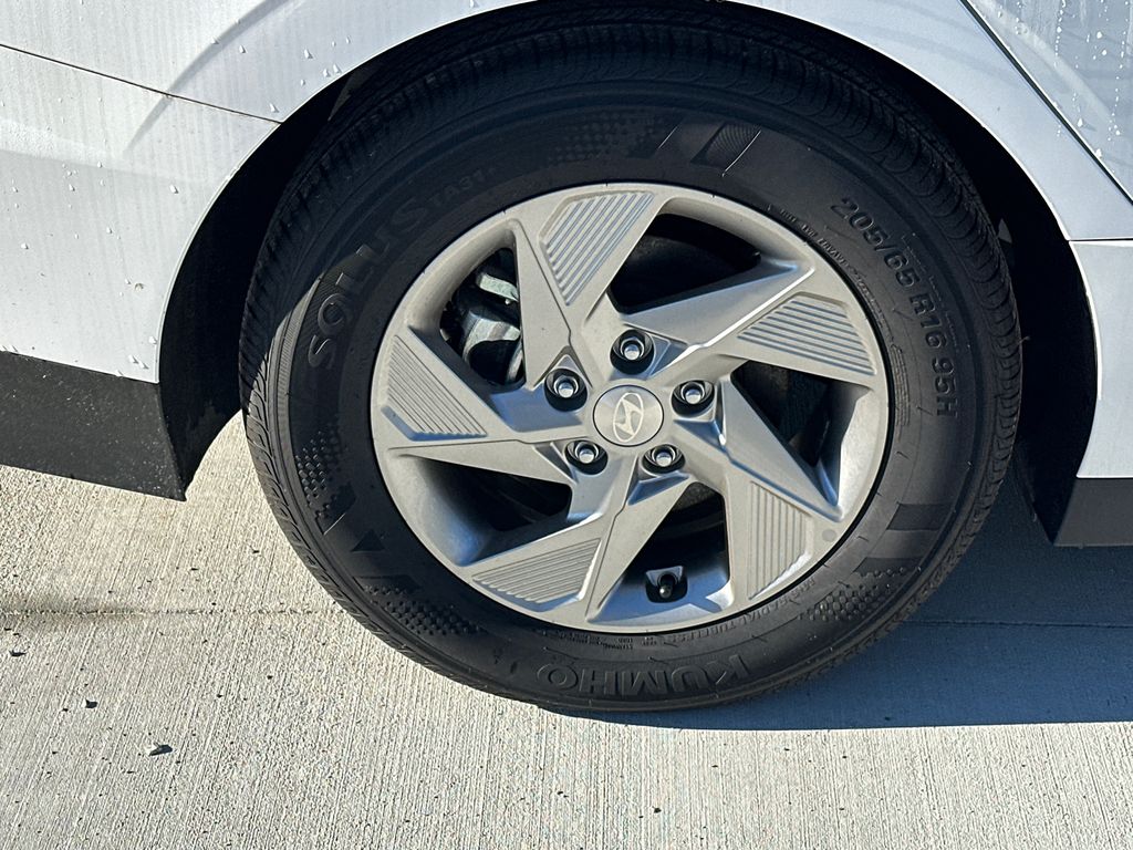New 2025 White Hyundai SE image 18