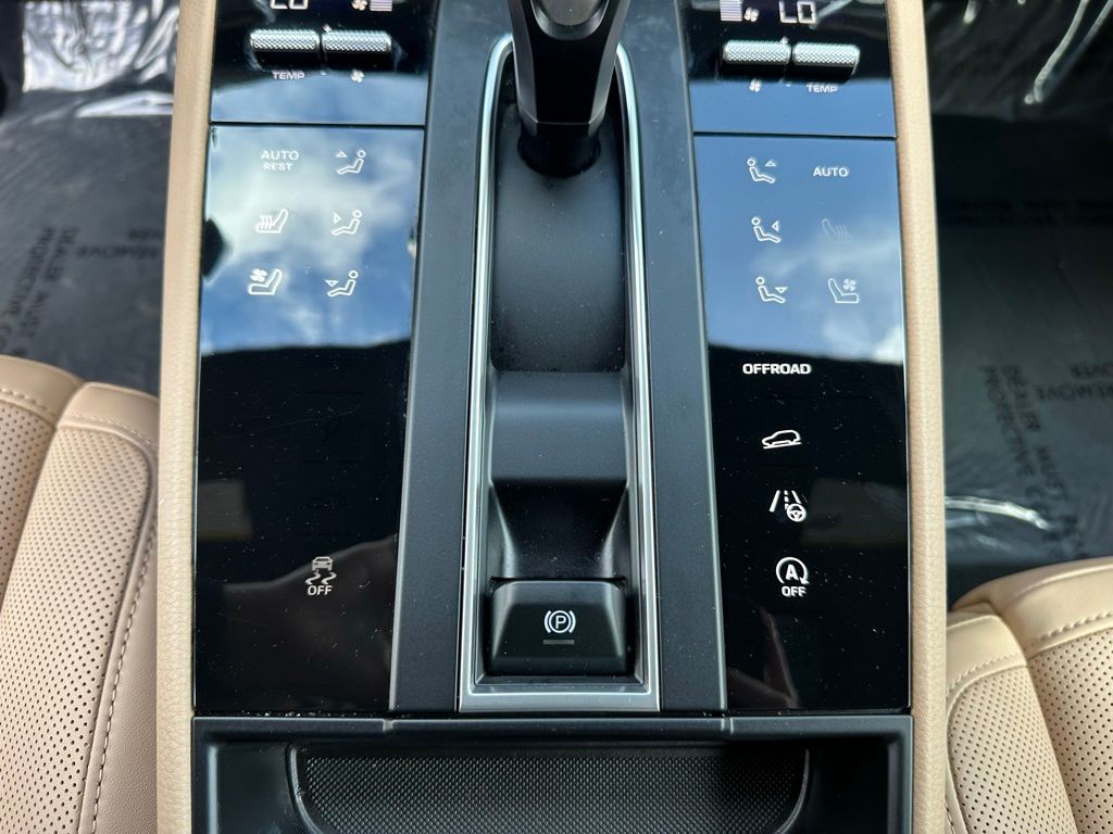 Thumbnail: 2026 Porsche Macan - 26