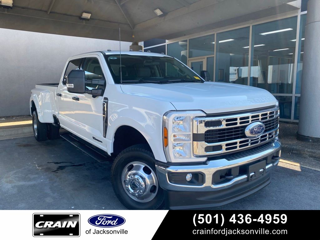 Oxford White 2025 Ford F-350 Super Duty Pickup Truck Four-Wheel Drive Automatic