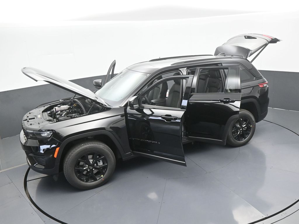 New 2025 Diamond Black Crystal Pearlcoat Jeep Laredo image 48