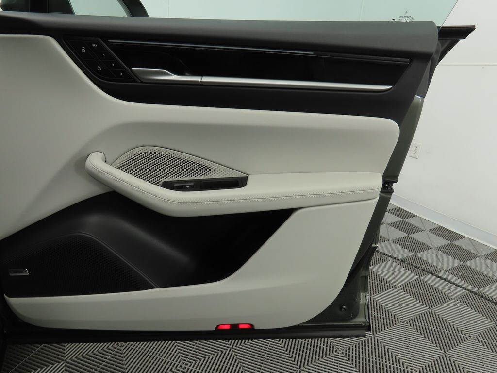 2024 Porsche Macan T 27