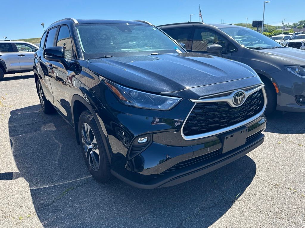 Midnight Black Metallic 2023 Toyota Highlander XLE AWD SUV / Crossover All-Wheel Drive 8-Speed Automatic