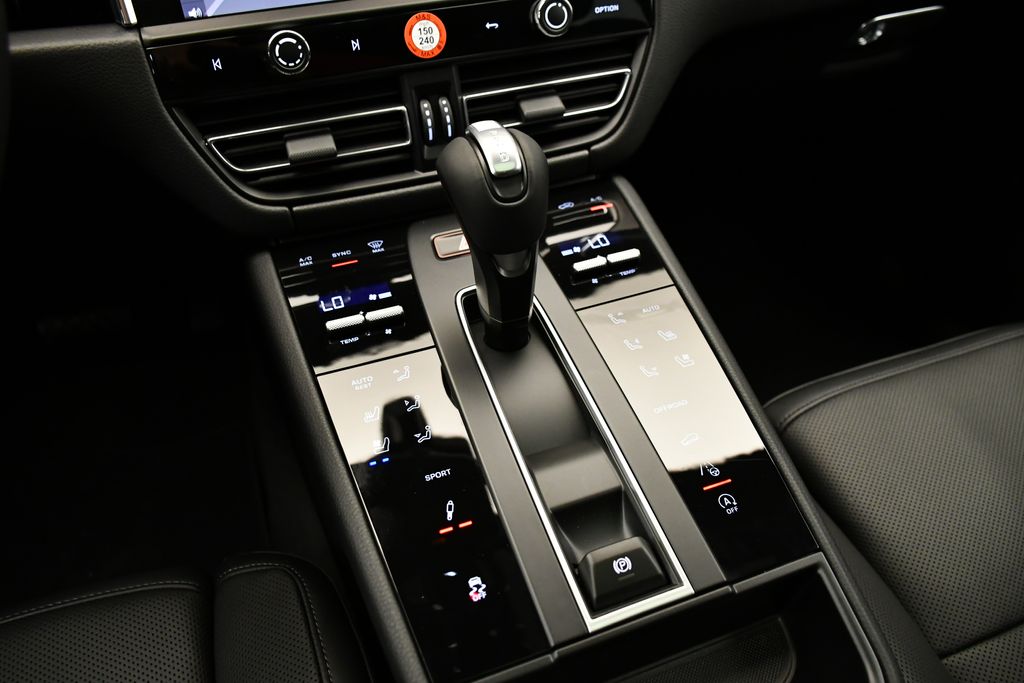 Thumbnail: 2026 Porsche Macan - 32