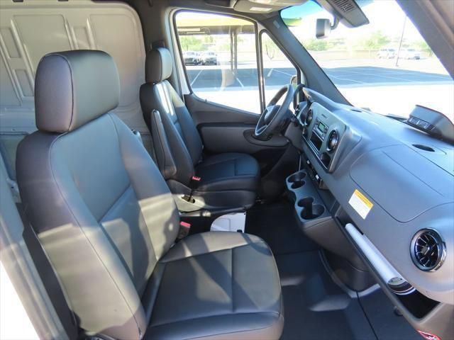 Thumbnail: 2025 Mercedes-Benz Sprinter - 19