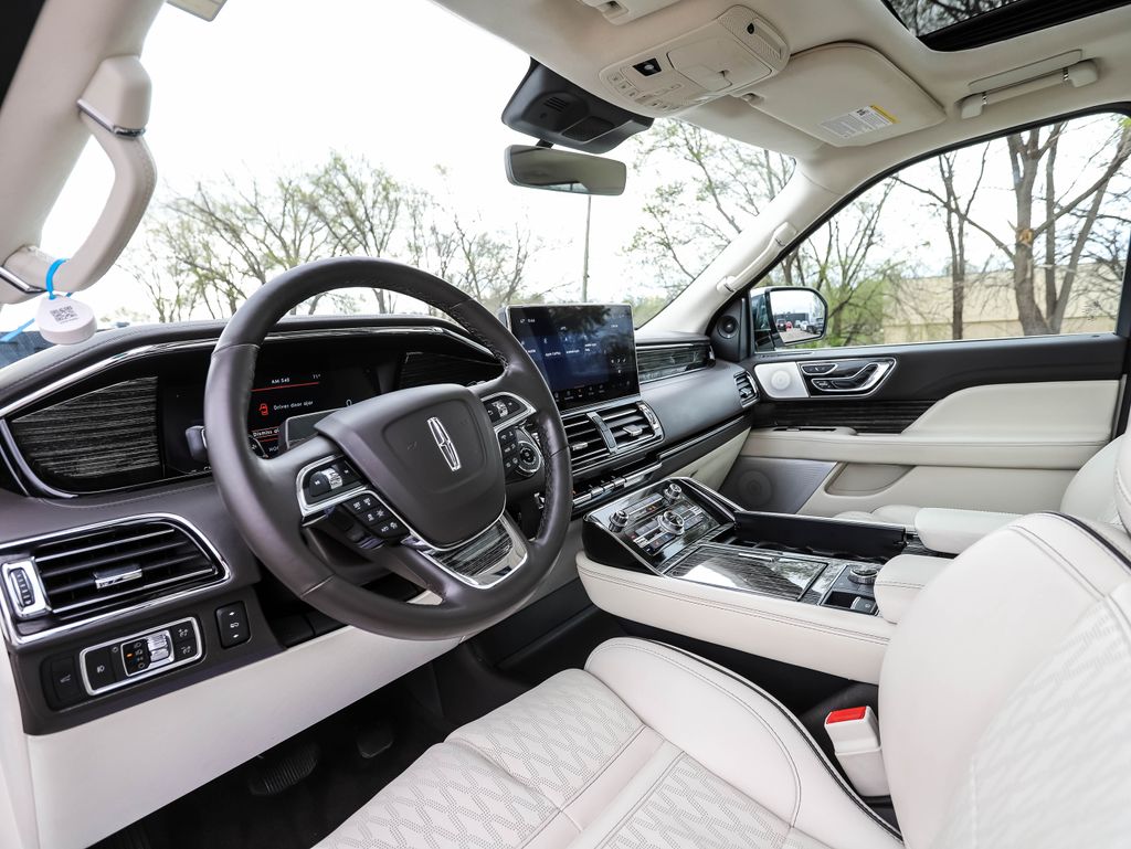Thumbnail: 2022 Lincoln Navigator - 10
