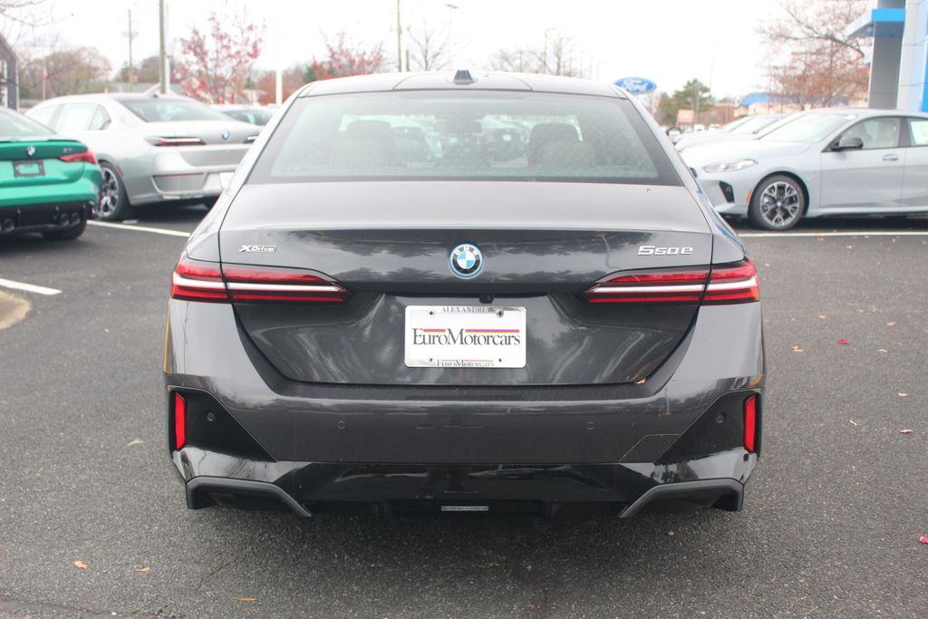 2026 BMW 5 Series 550e - Photo 7