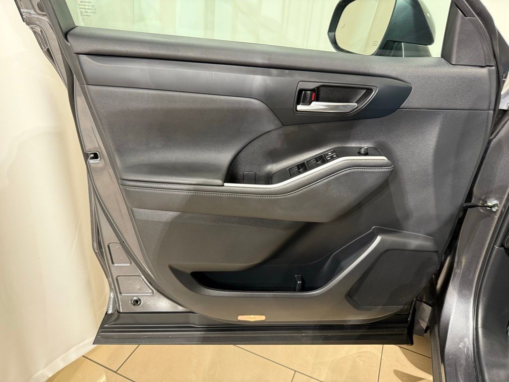 Thumbnail: 2023 Toyota Highlander - 15