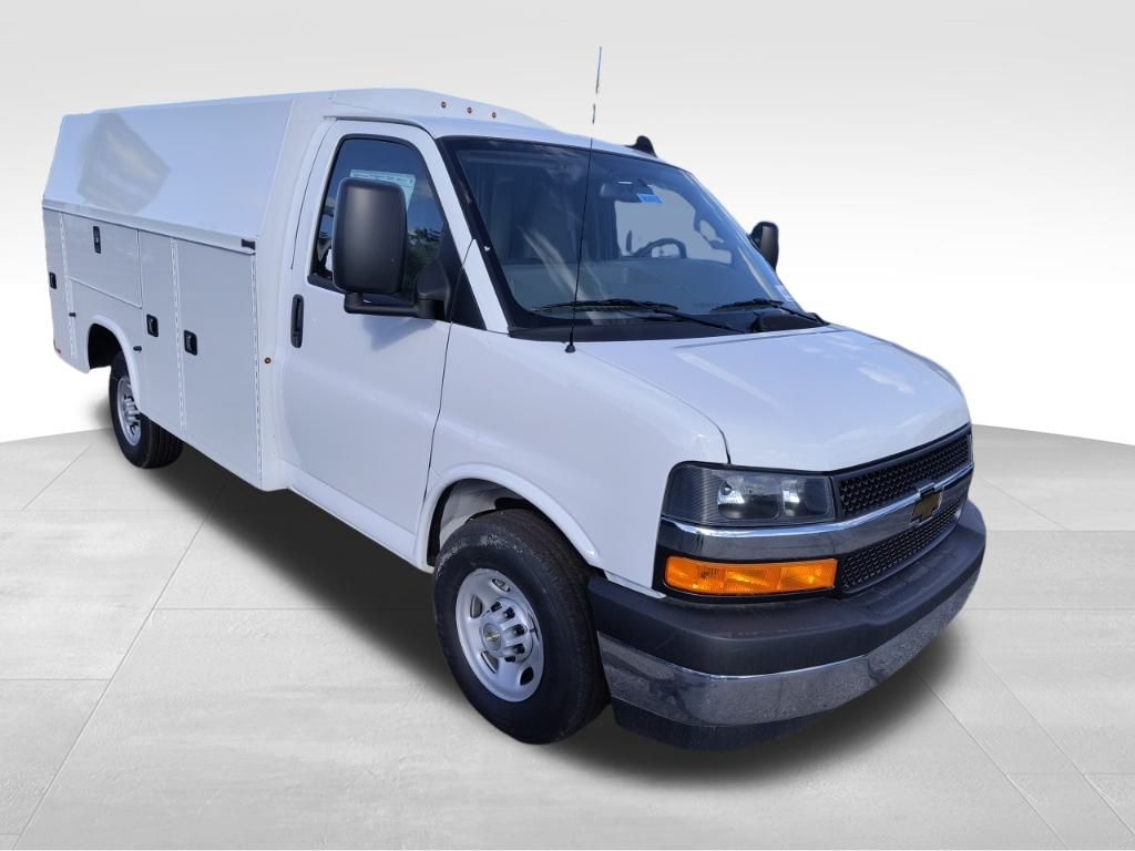 Summit White 2025 Chevrolet Express Chassis 3500 Cutaway 139 Van Rear-Wheel Drive 8-Speed Automatic