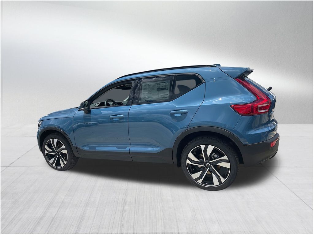 2025 Volvo XC40  photo