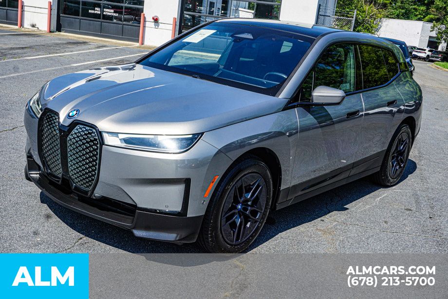 Used 2024 Gray BMW xDrive50 image 15