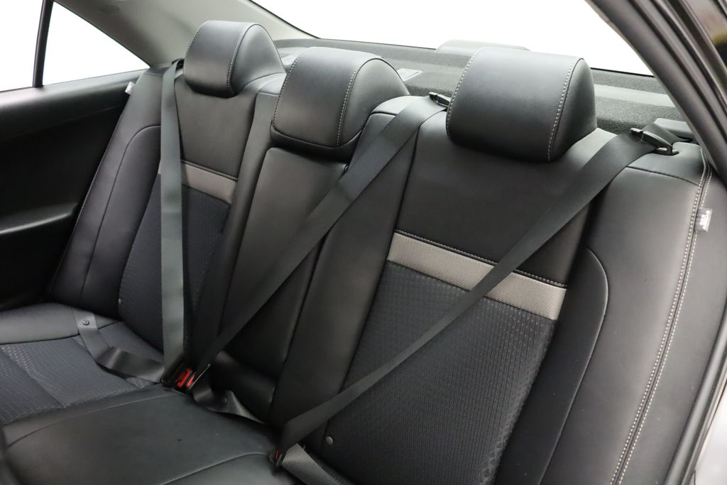 2014 Toyota Camry SE 18