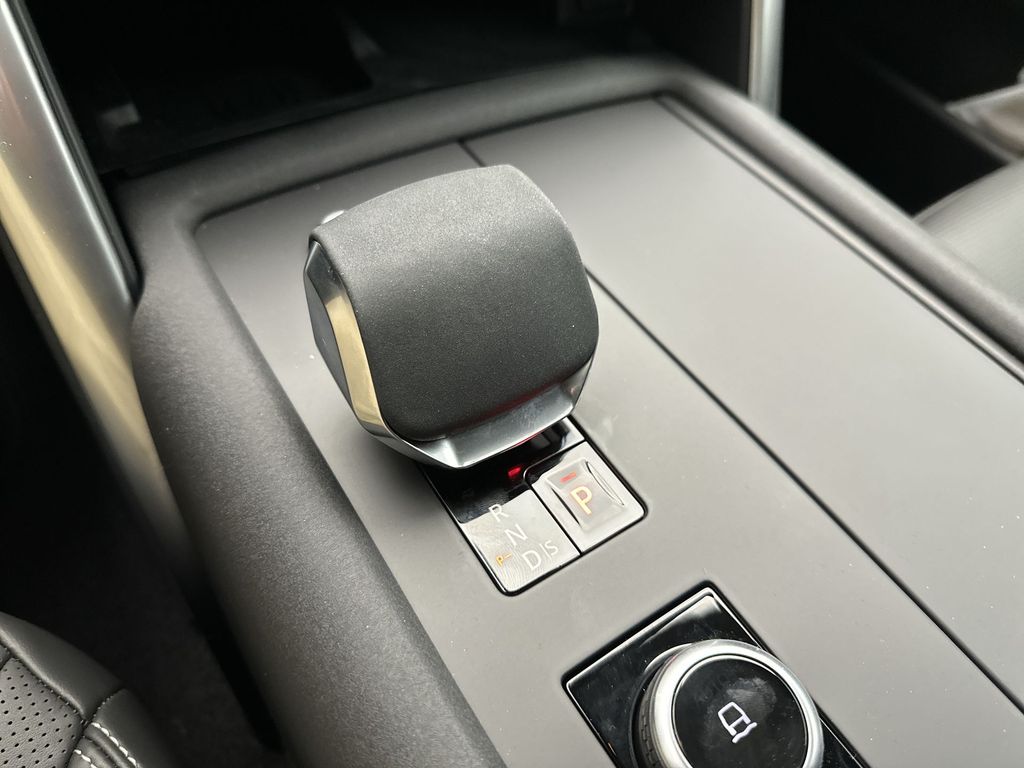 2024 Land Rover Discovery Dynamic SE 17