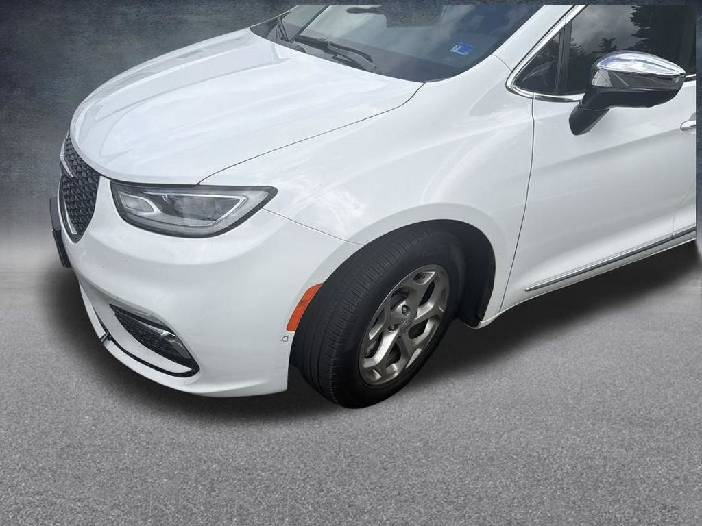 2023 Bright White Clearcoat Chrysler Pacifica Limited FWD Van