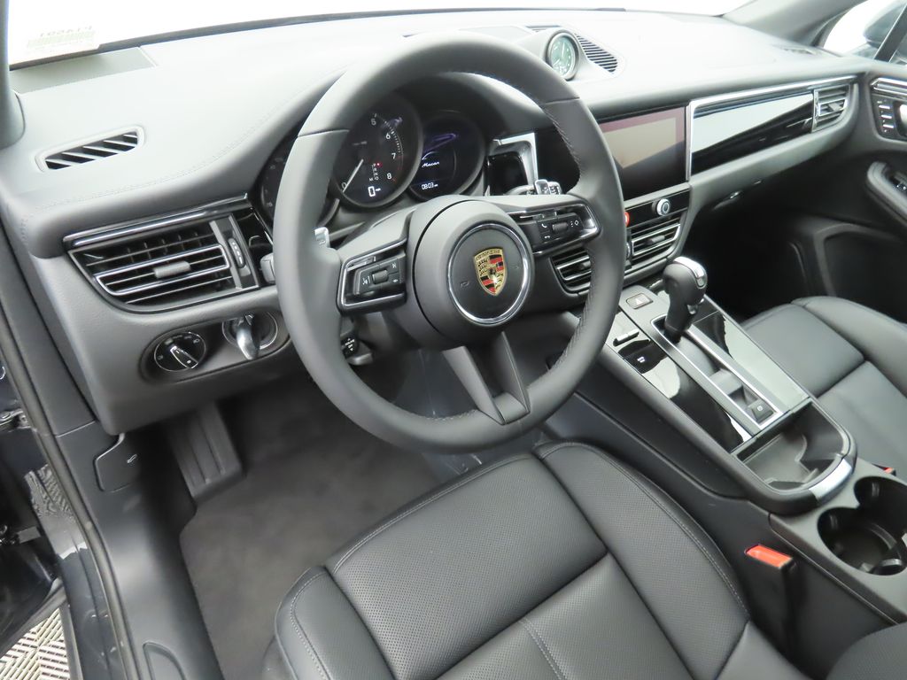 Thumbnail: 2025 Porsche Macan - 4