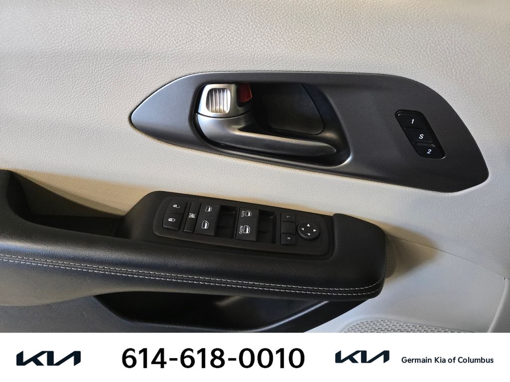 Used 2022 Gray Chrysler Touring L image 25