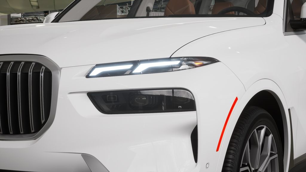 Thumbnail: 2026 BMW X7 - 32