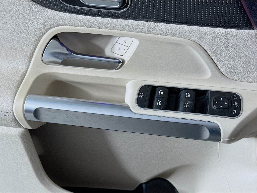 Thumbnail: 2020 Mercedes-Benz GLB - 17