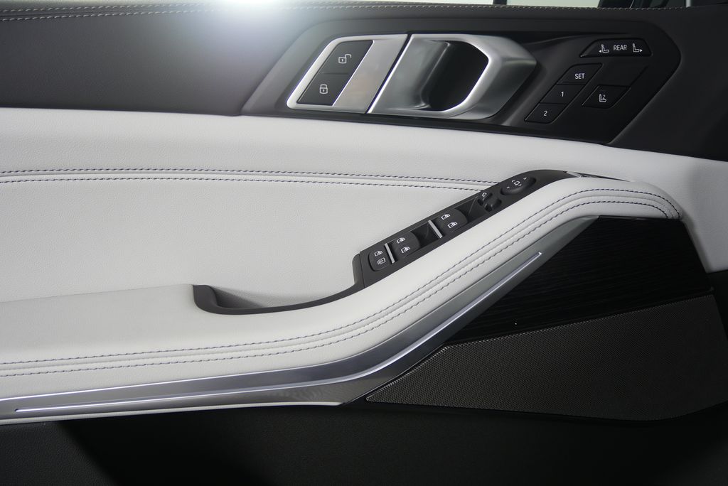 Thumbnail: 2026 BMW X7 - 9