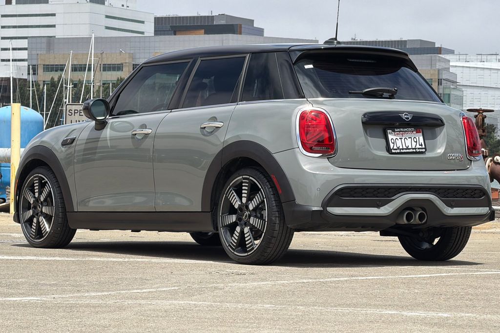 View vehicle photo 6