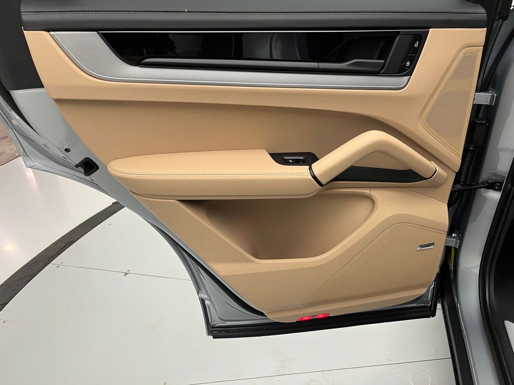 Thumbnail: 2026 Porsche Cayenne - 26