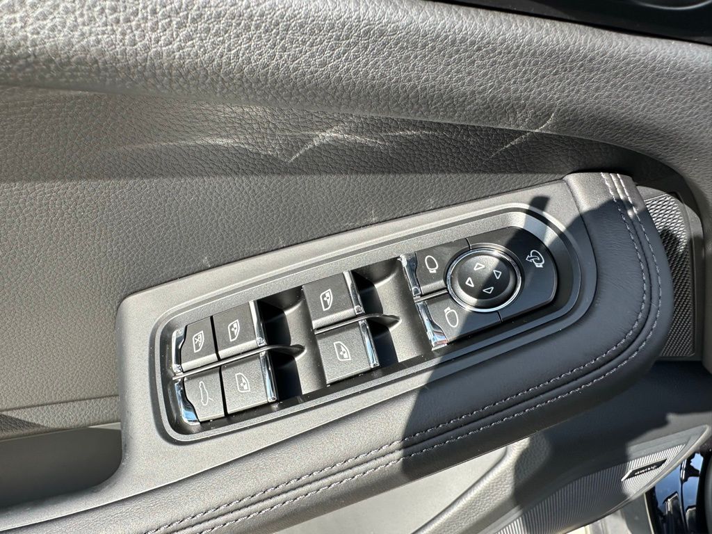 Thumbnail: 2026 Porsche Macan - 19