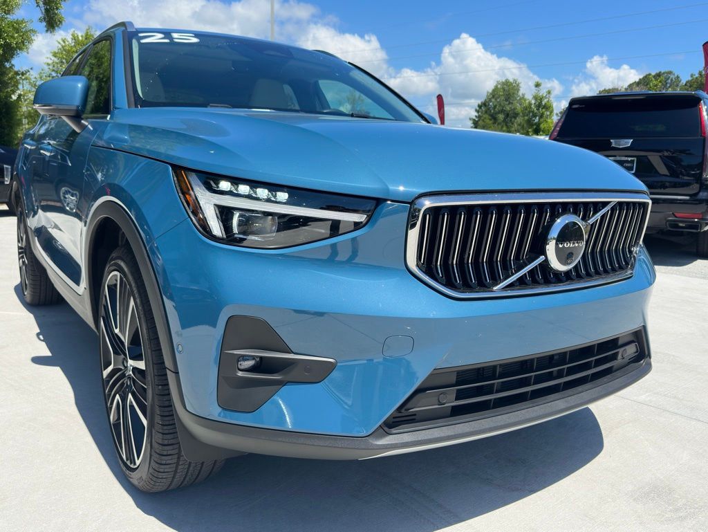 Blue Metallic 2025 Volvo XC40 B5 Ultra Bright Theme AWD SUV / Crossover All-Wheel Drive Automatic