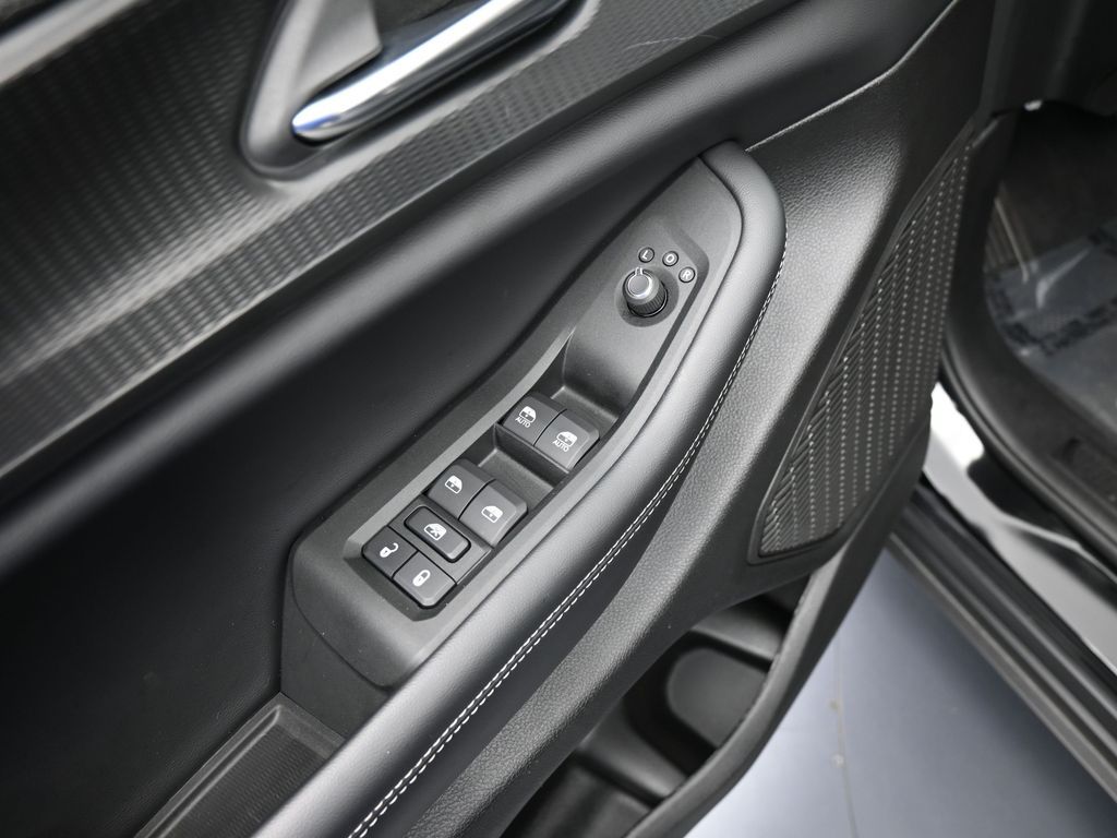 Used 2025 Diamond Black Crystal Pearlcoat Jeep Laredo image 13