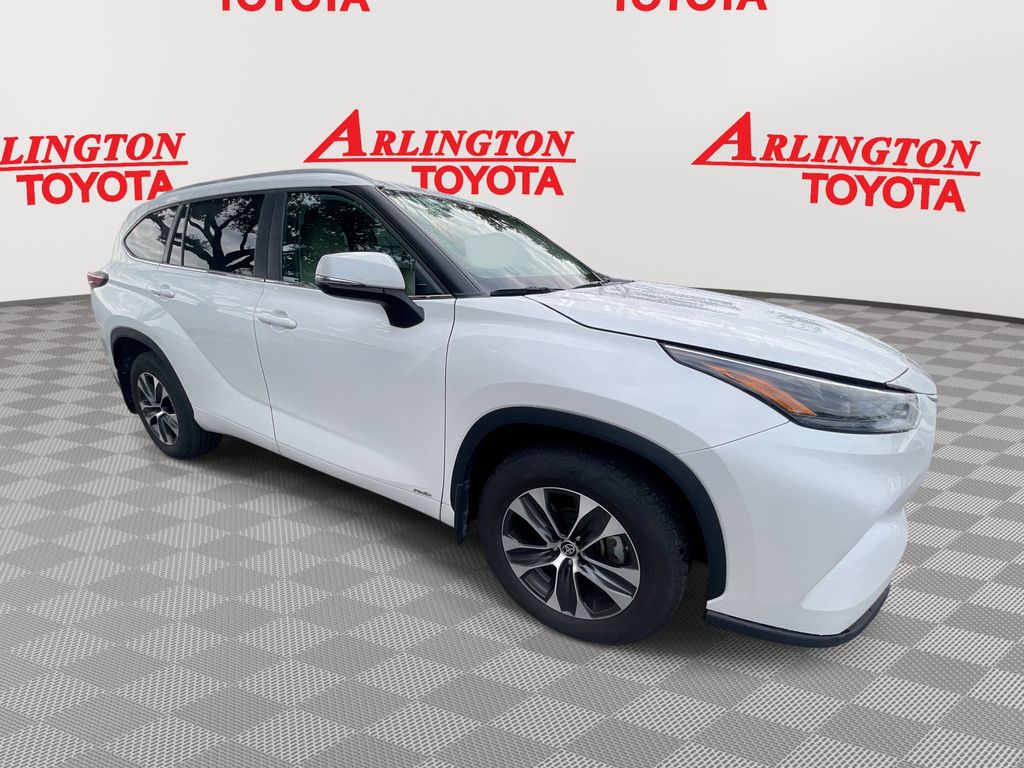 2025 Toyota Highlander XLE's photo