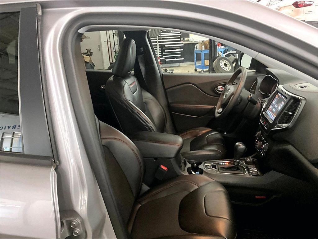 2021 Jeep Cherokee — photo 11