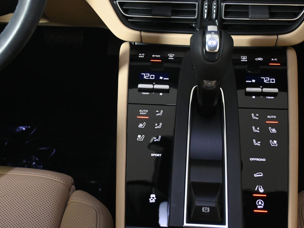 Thumbnail: 2025 Porsche Macan - 25