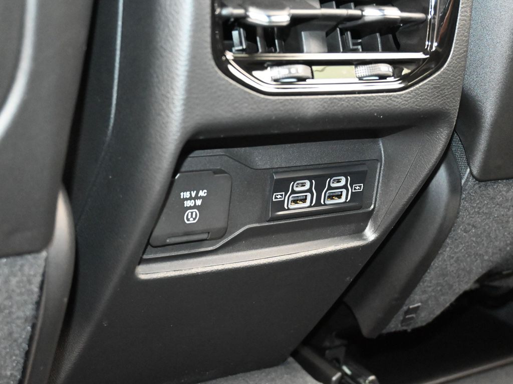 New 2025 Diamond Black Crystal Pearlcoat Jeep Laredo image 30