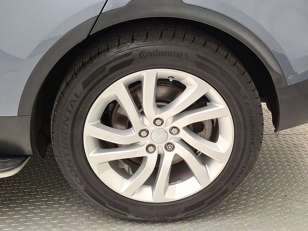 Thumbnail: 2019 Land Rover Discovery - 7