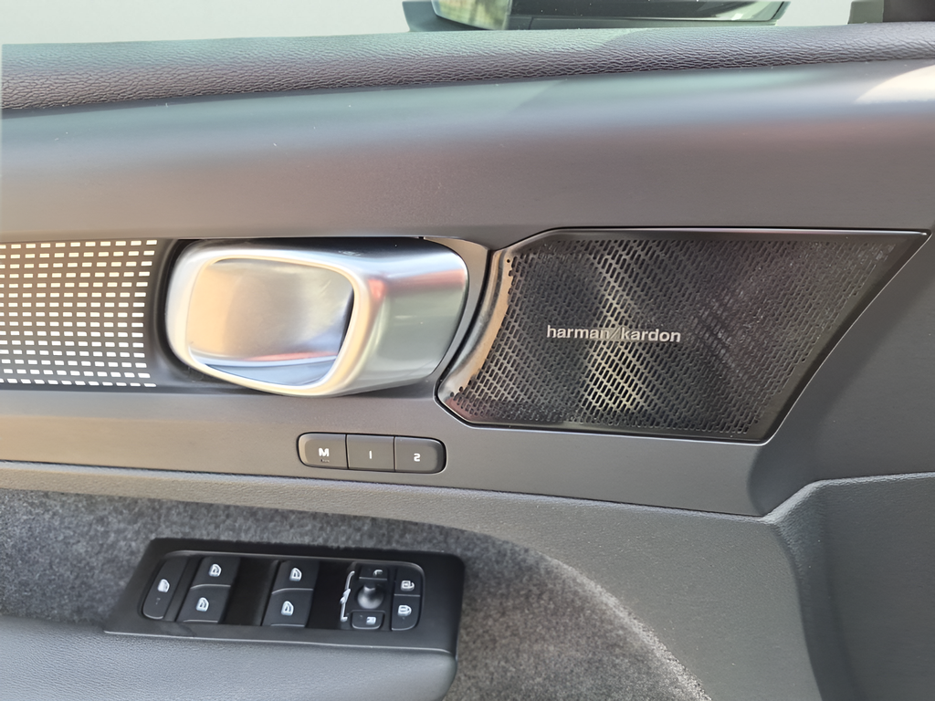 Used Car 2022 Volvo Xc40  R-design For Sale Under $25,000 In Austin, Texas