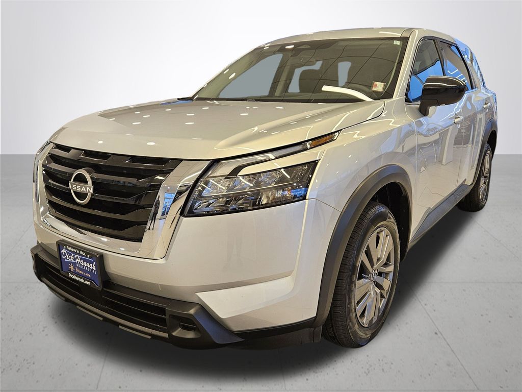 2024 Nissan Pathfinder S photo 2