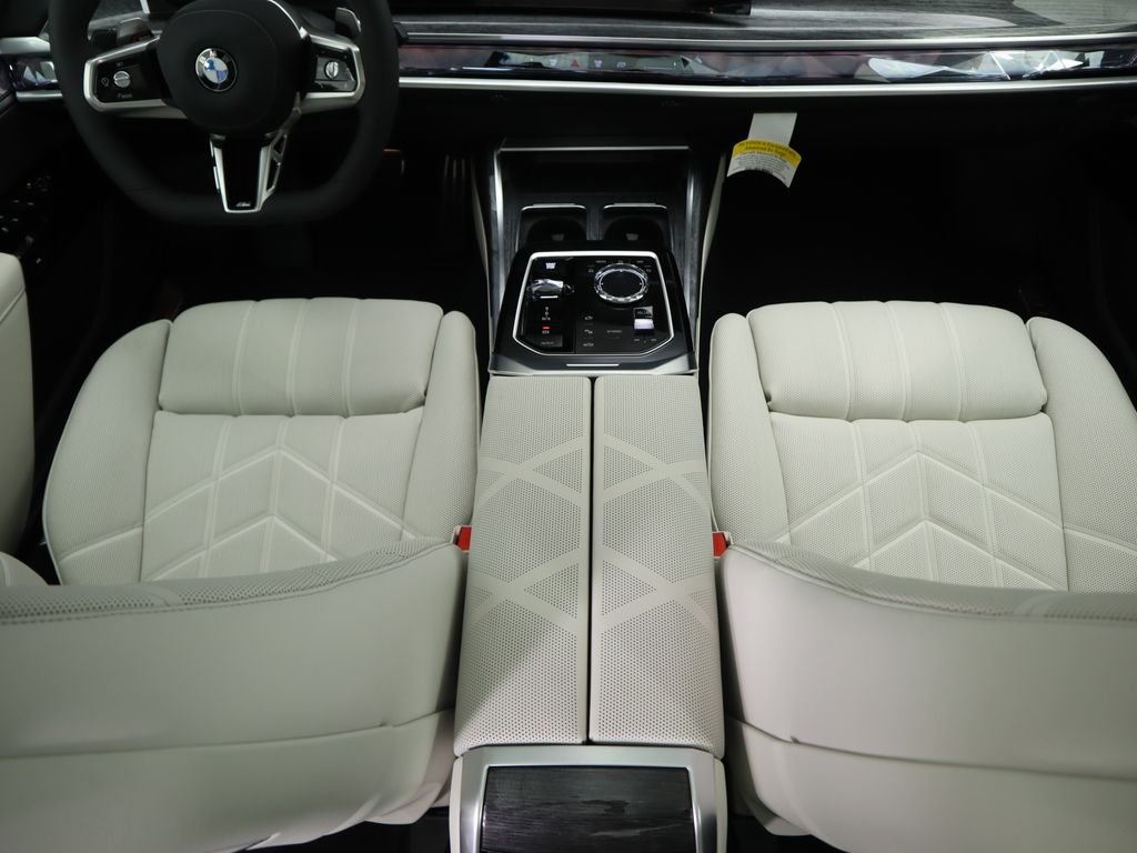 Thumbnail: 2025 BMW 7 Series - 17