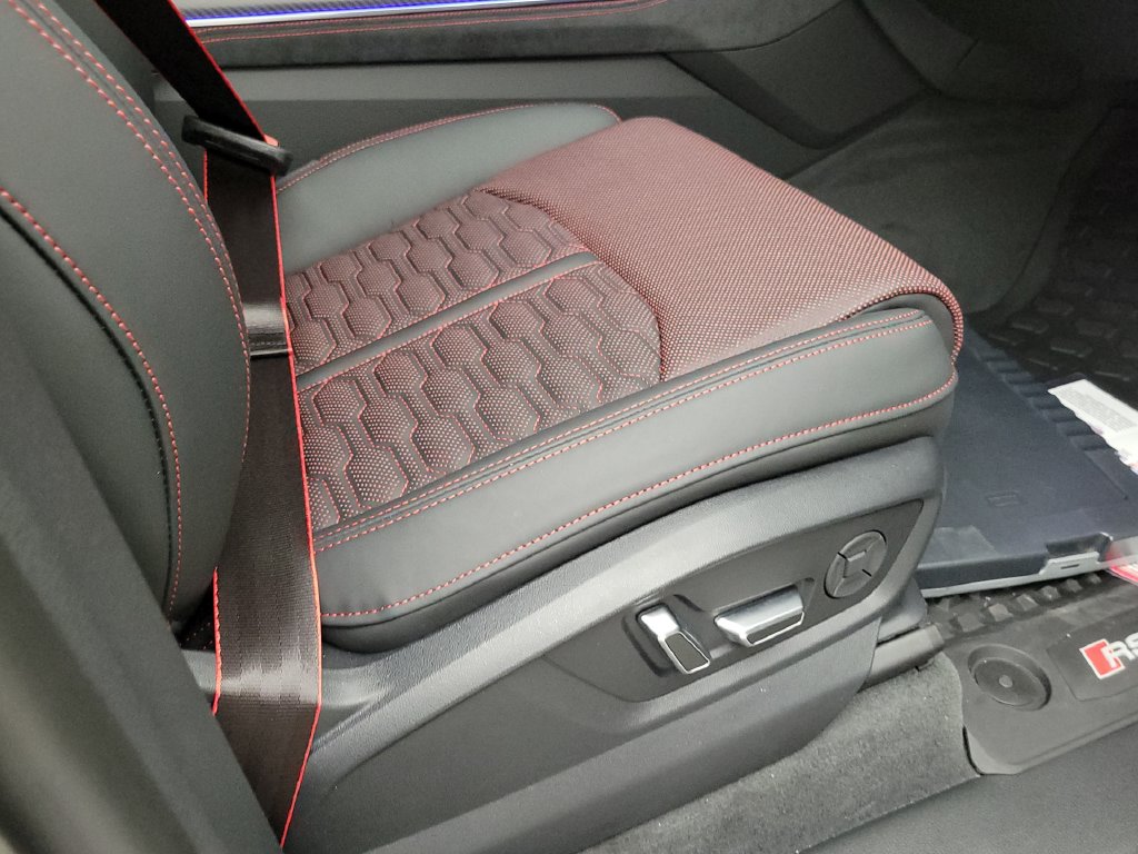 Thumbnail: 2026 Audi RS Q8 - 16