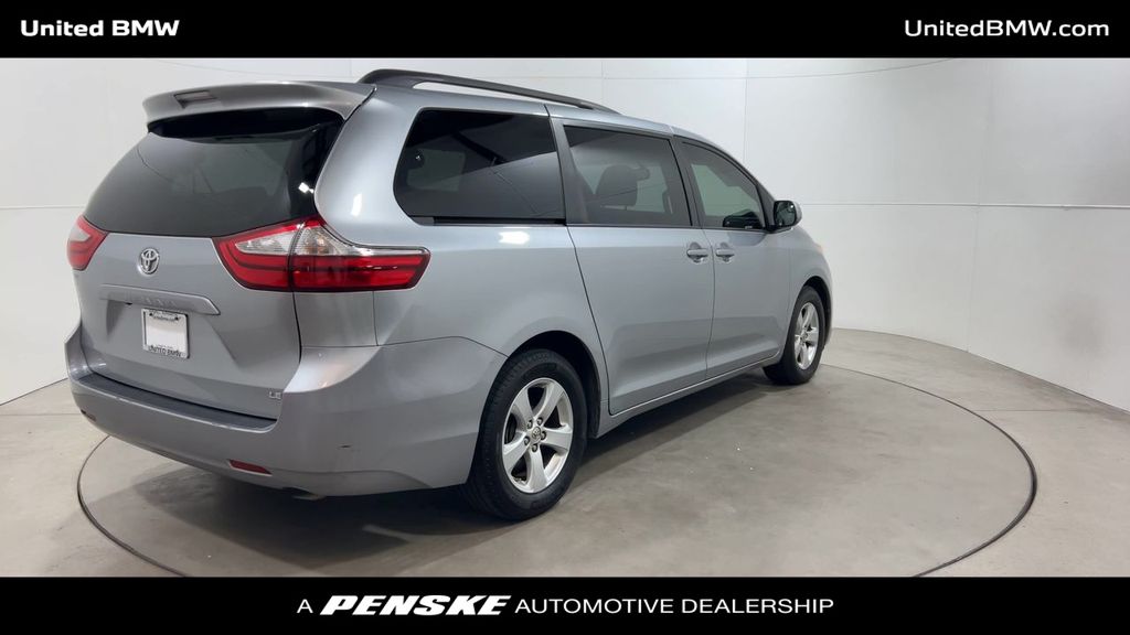 2017 Toyota Sienna LE 8