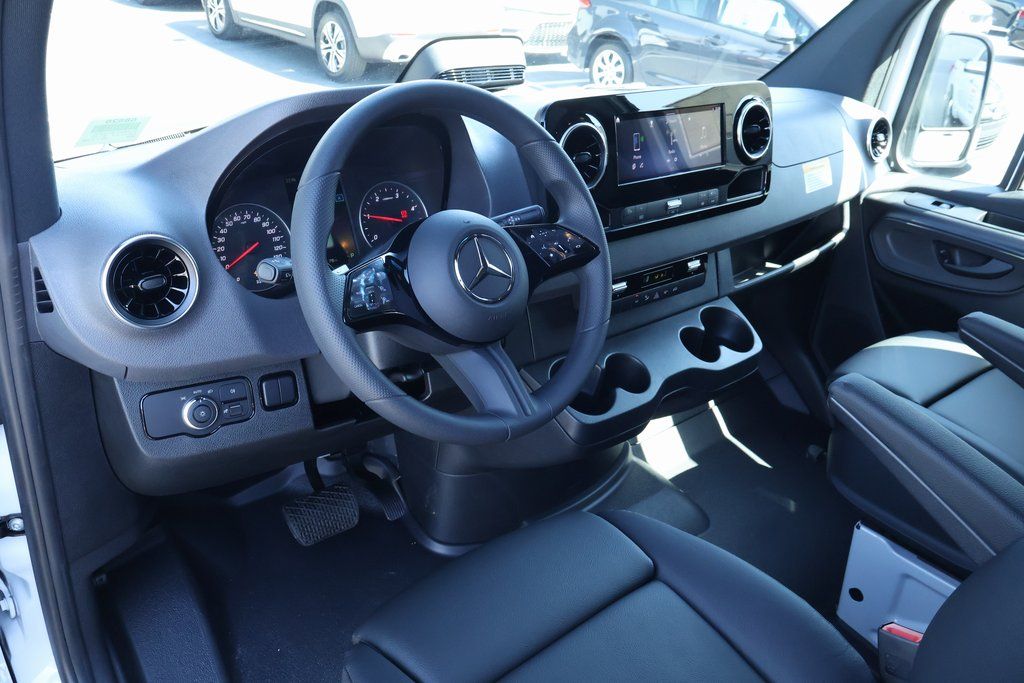 Thumbnail: 2025 Mercedes-Benz Sprinter - 3