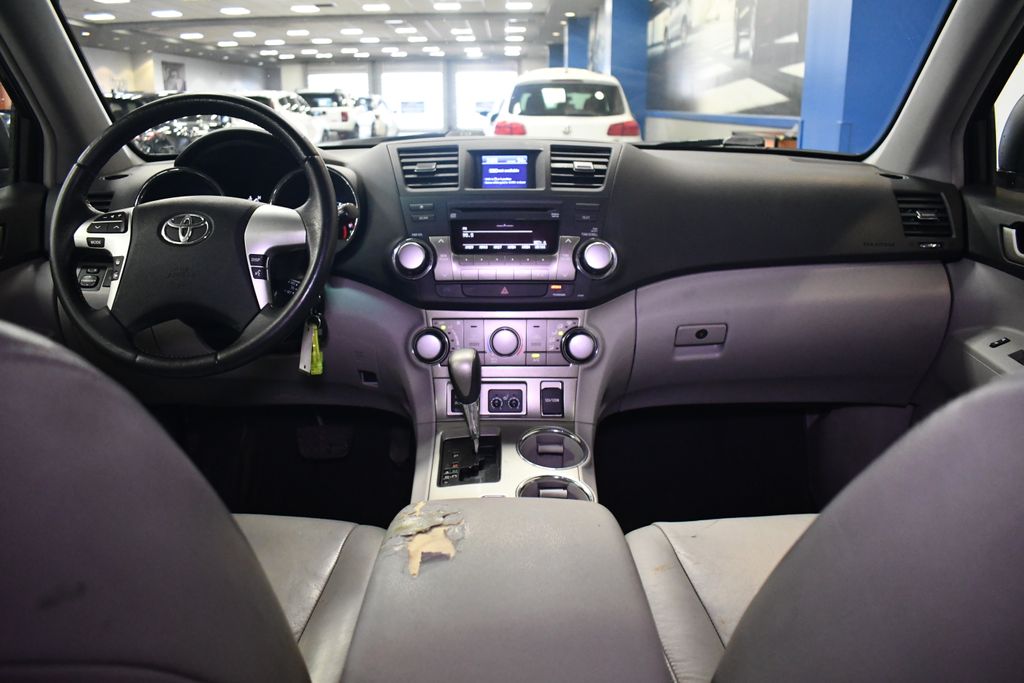 Thumbnail: 2012 Toyota Highlander - 17