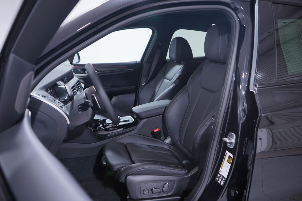 Thumbnail: 2025 BMW X4 - 7