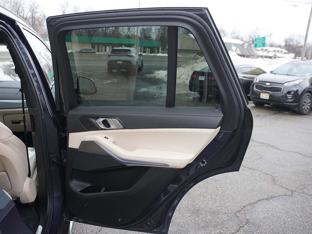 Used 2022 Gray BMW xDrive40i image 33