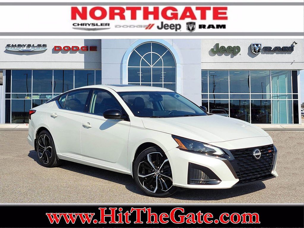 Pearl White Tricoat 2023 Nissan Altima 2.5 SR FWD Sedan Front-Wheel Drive Continuously Variable Transmission